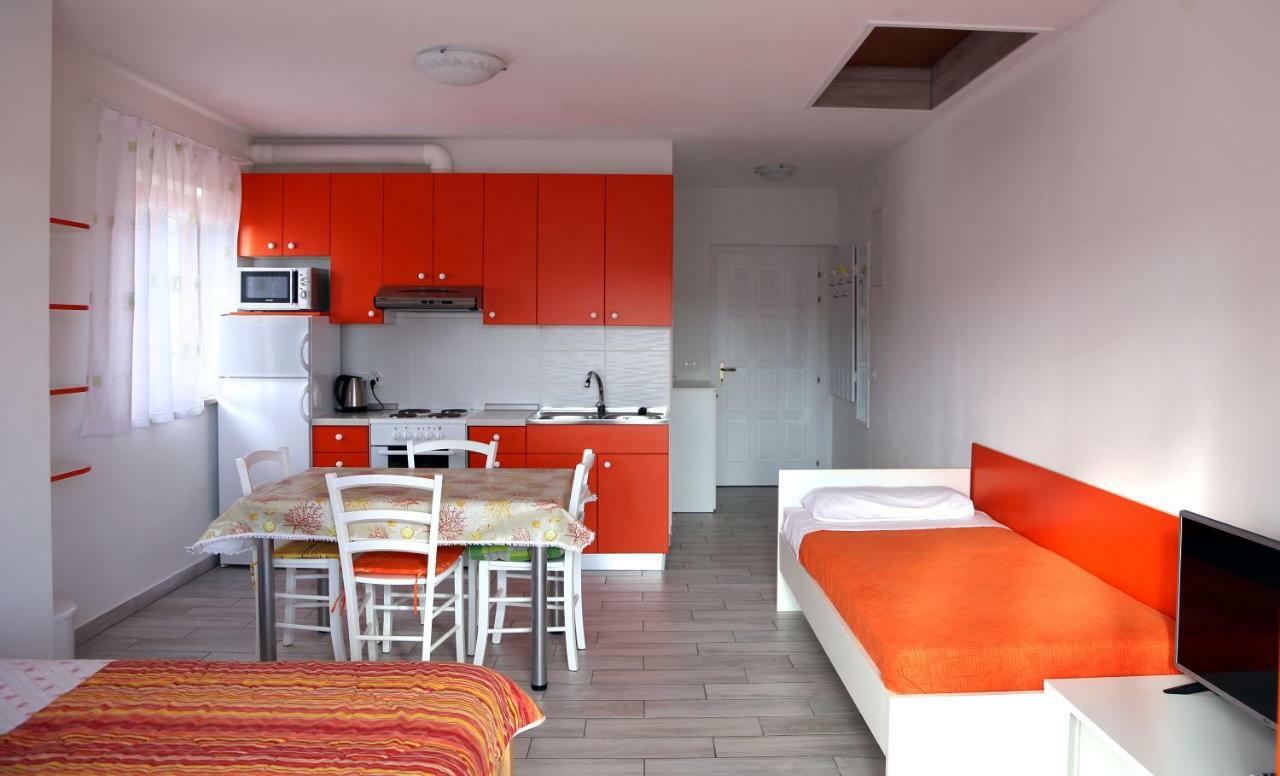 Apartments Laura Пинезичи Экстерьер фото