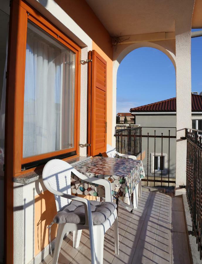 Apartments Laura Пинезичи Экстерьер фото