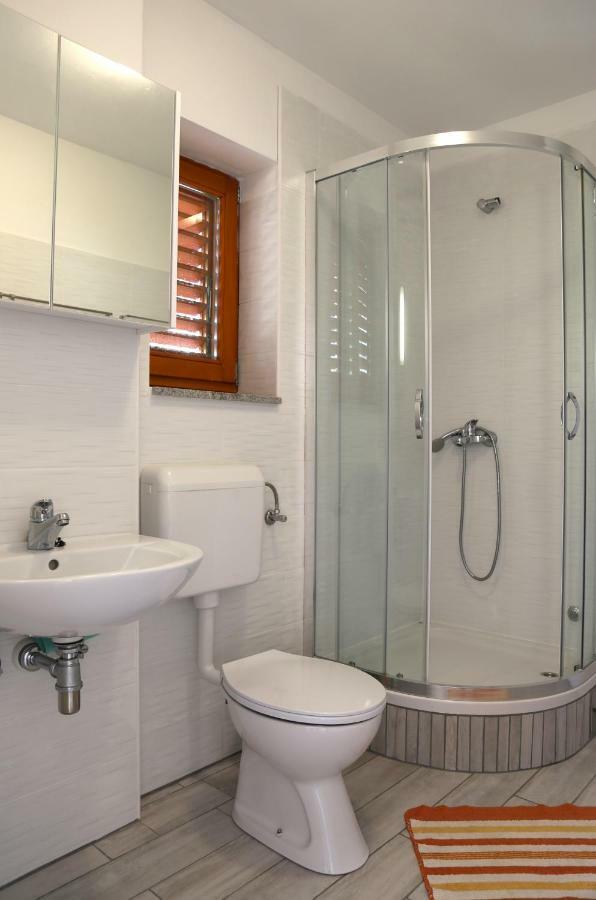 Apartments Laura Пинезичи Экстерьер фото