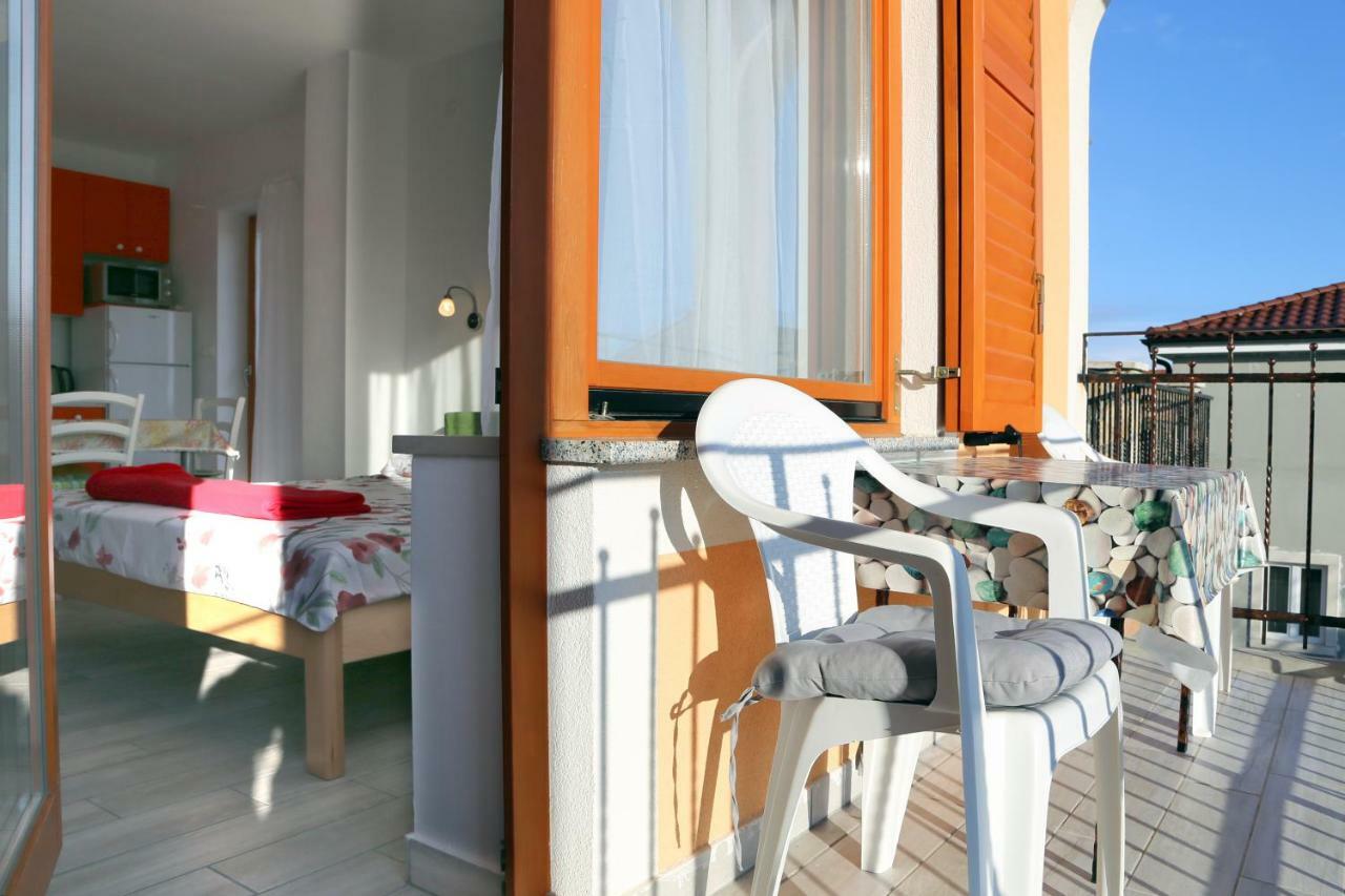 Apartments Laura Пинезичи Экстерьер фото