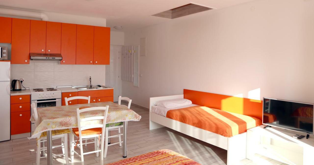 Apartments Laura Пинезичи Экстерьер фото